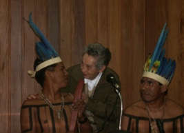 Julieta de Andrade und Vertreter der Xerente.Rathaus von Joanópolis. IV. Internationales Symposium Kirchenmusik und Brasilianische Kultur 2002